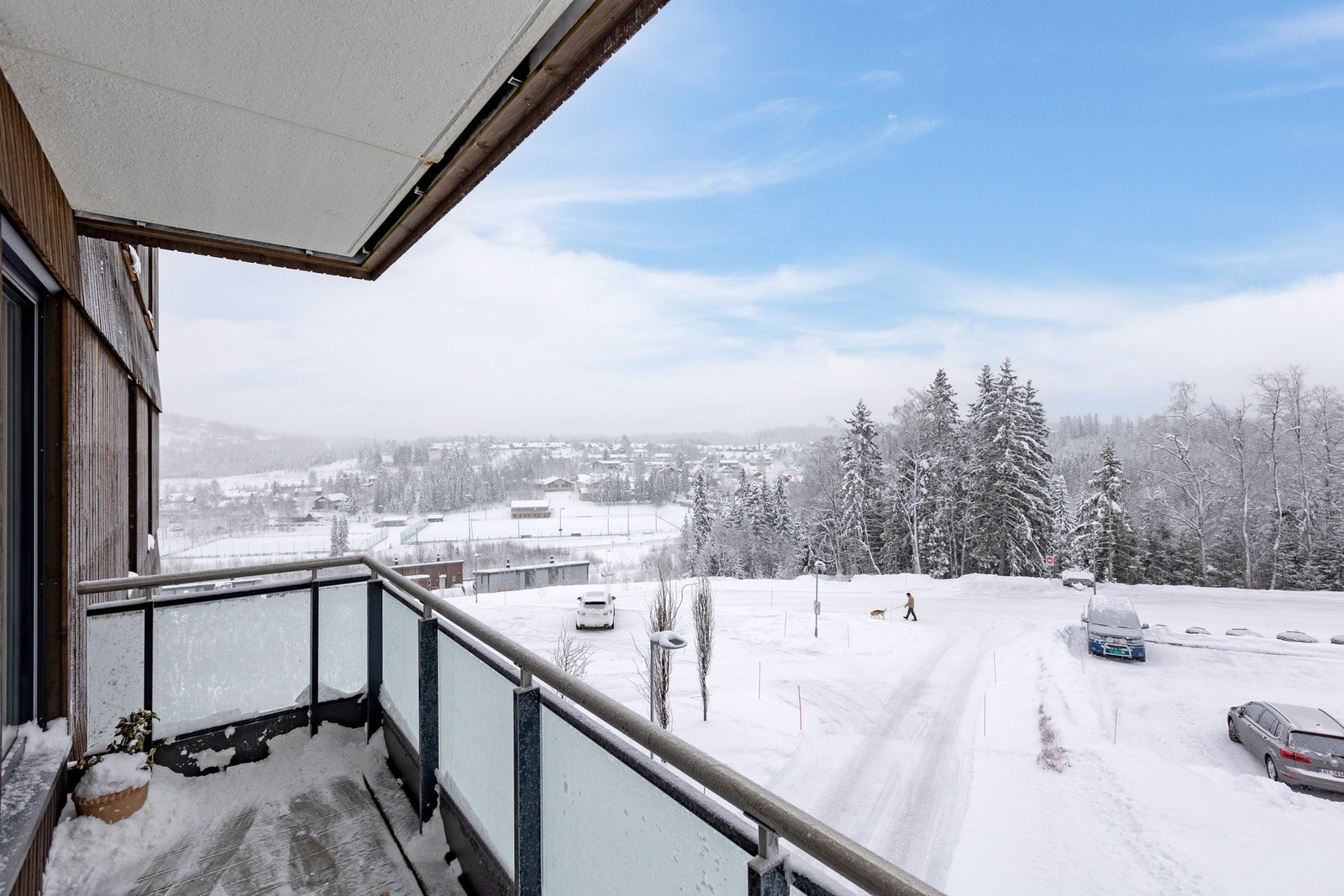 Fra verandaen er det flott utsikt over nærområdet og gode solforhold. Galleribilde