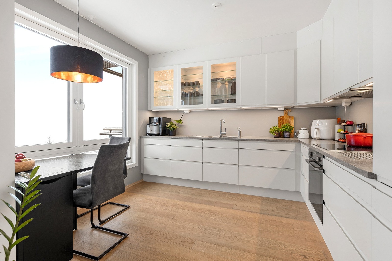 Moderne kjøkken med rikelig skap- og benkeplass samt integrerte hvitevarer. Galleribilde