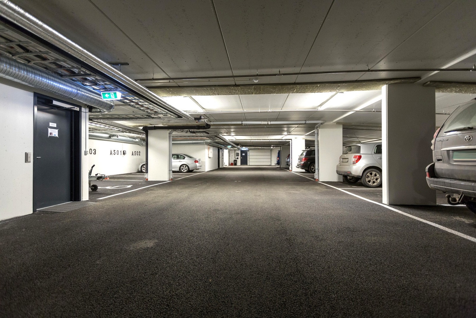 Leiligheten disponerer egen p-plass i garasjekjelleren. Galleribilde