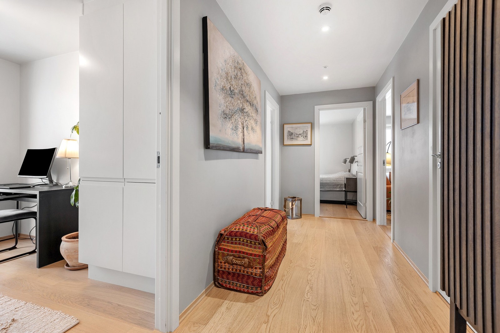 Gang med god flyt til boligens øvrige rom. Enkelt tilgang til alle tre soverommene samt ett av badene. Galleribilde