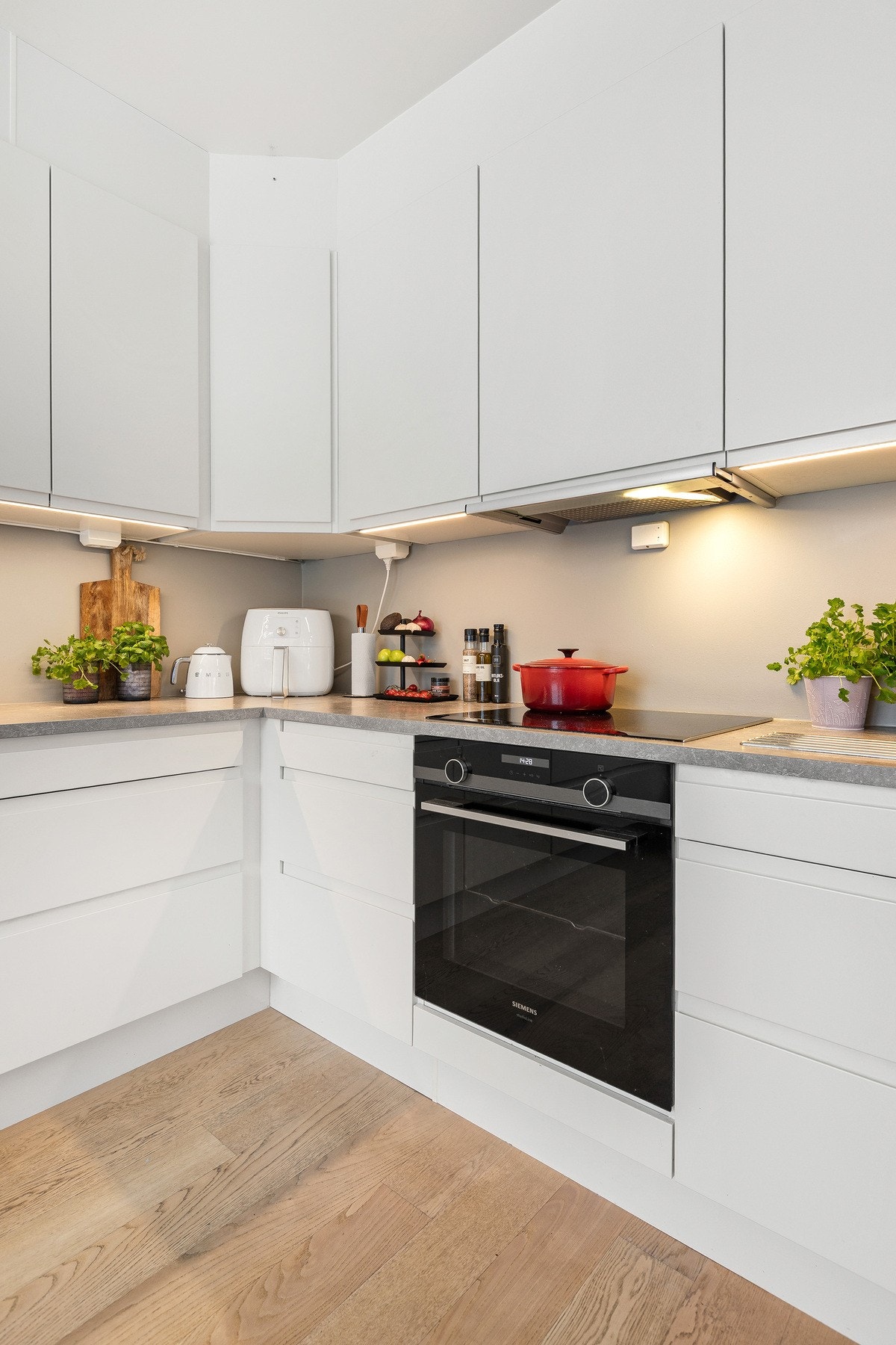 Funksjonelt kjøkken med god arbeidsflate og praktisk utforming. Galleribilde