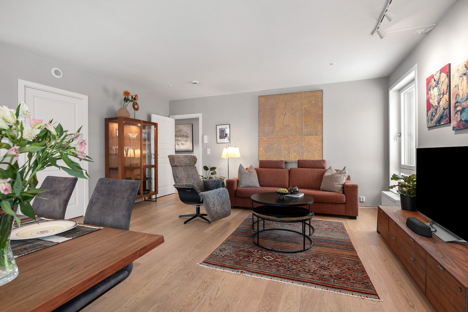 Innbydende stue med gjennomgående gulv og tidløst uttrykk. Galleribilde