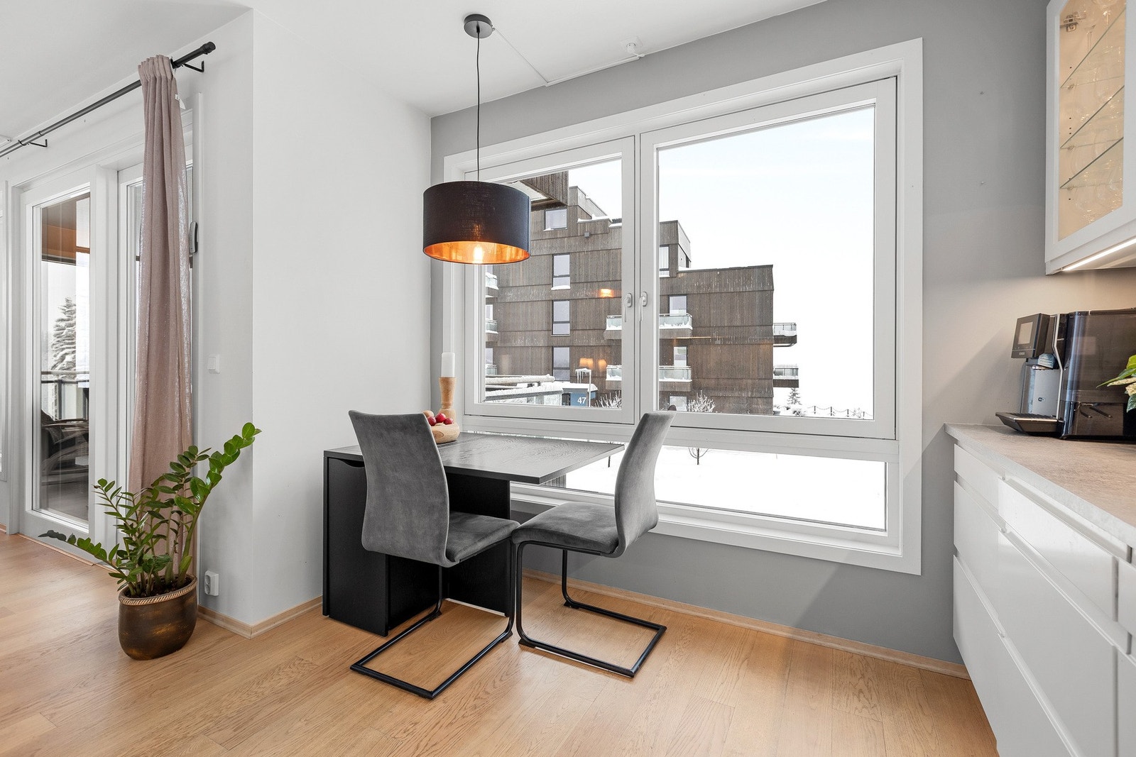 Praktisk spise- eller arbeidsplass ved vindu med godt lysinnslipp. Galleribilde