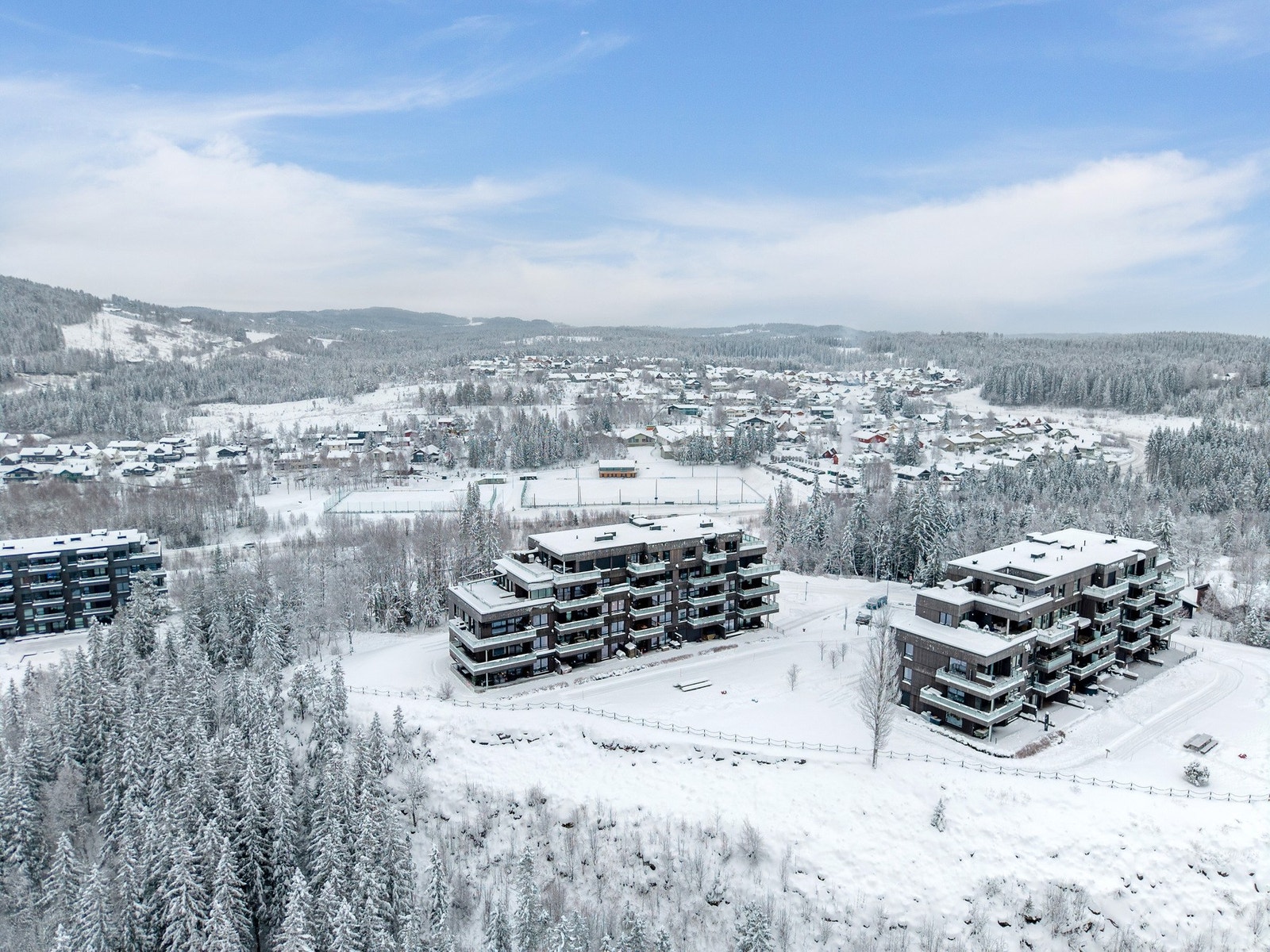 Flere leilighetsbygg pent plassert med nærhet til Røyslimoen og dagligvareforretninger. Galleribilde