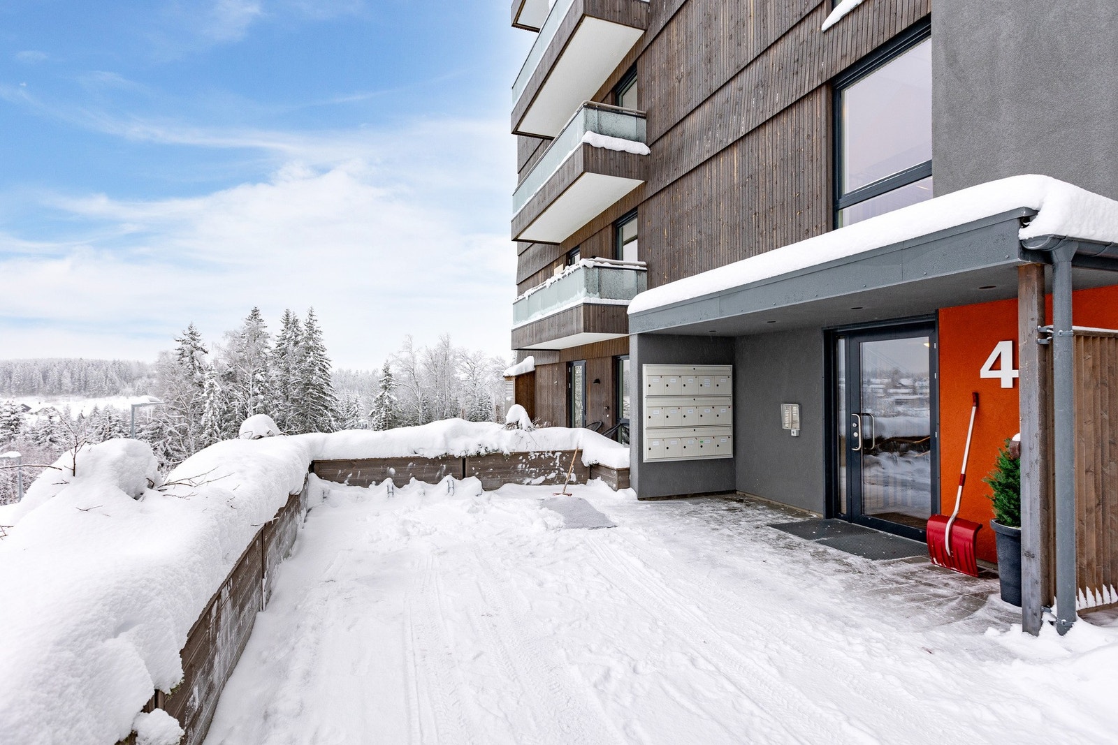 Hovedinngang til bygget, lettvint og god adkomst med trapperom og heis til de forskjellige etasjeplanene. Galleribilde