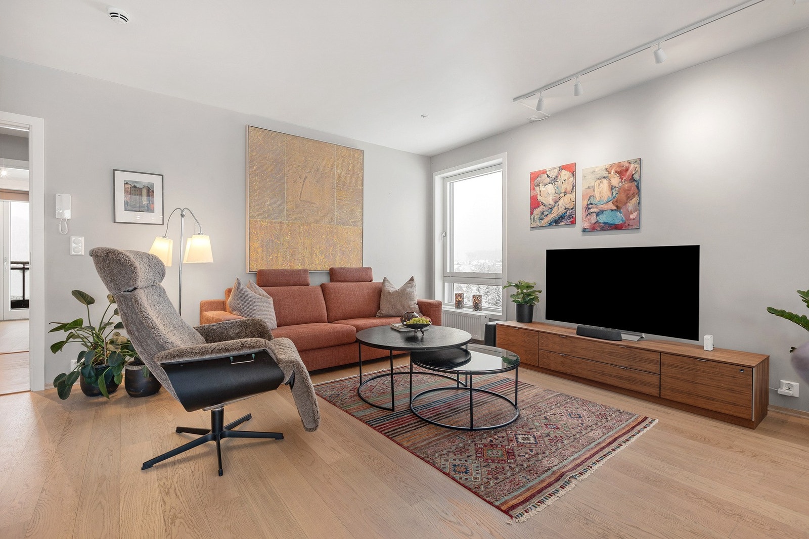 Lys og romslig stue med god plass til flere sittegrupper. Galleribilde