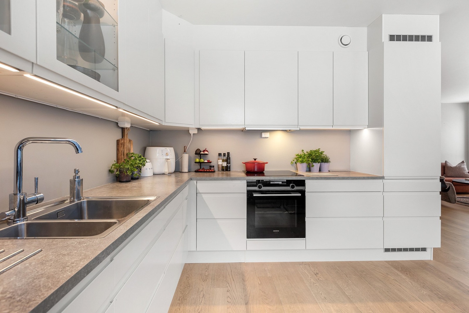 Moderne kjøkken med rikelig skap- og benkeplass samt integrerte hvitevarer. Galleribilde