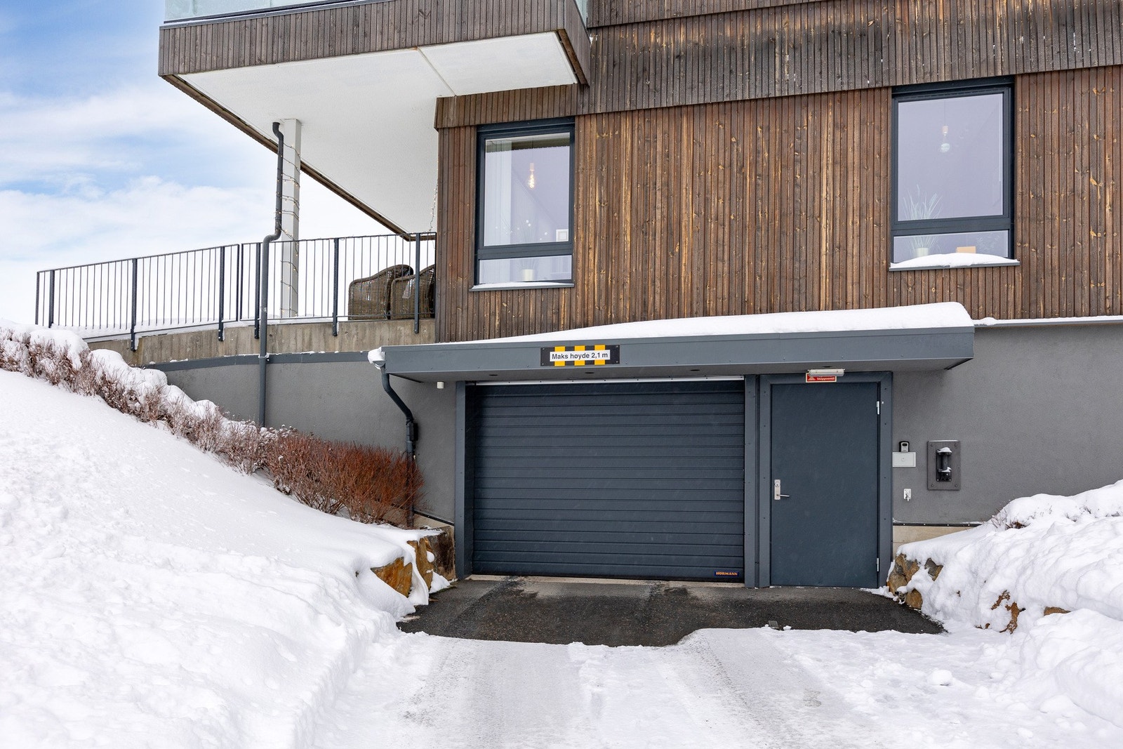 Innkjøring til felles, oppvarmet garasjekjeller. Galleribilde