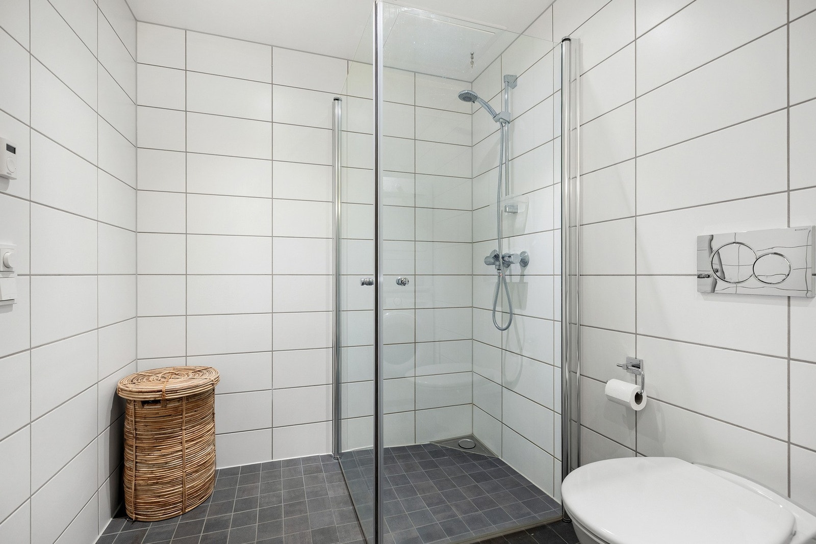 Flislagt baderom med dusjhjørne og moderne utførelse. Galleribilde