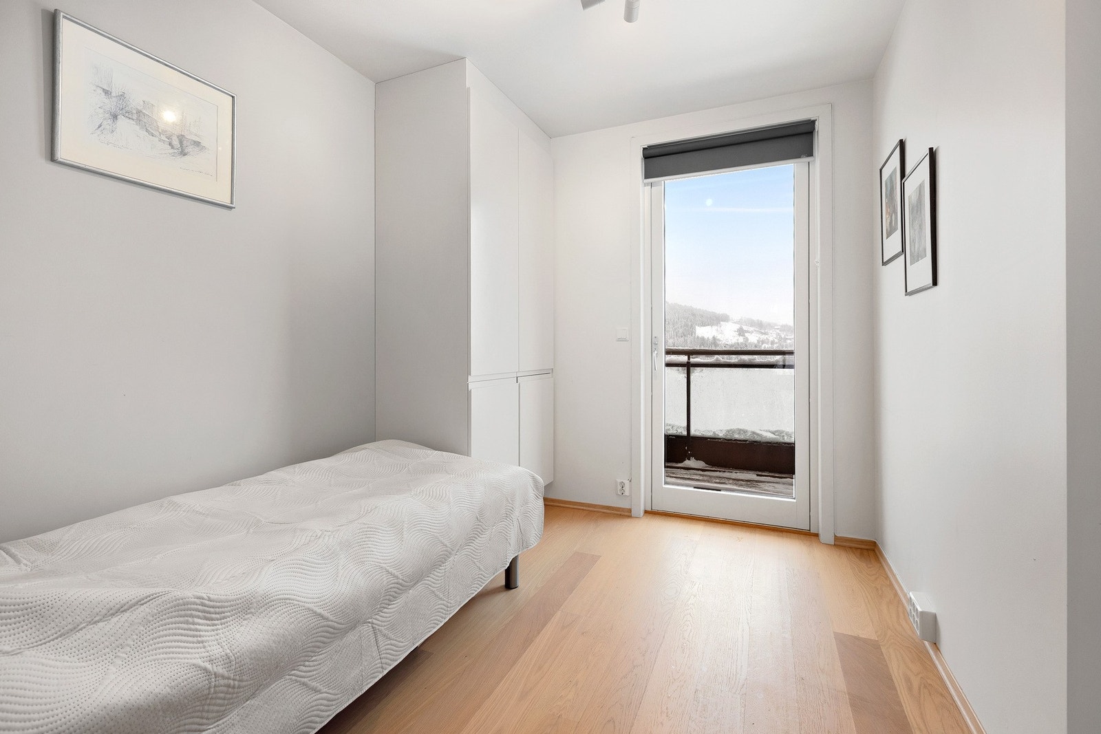 Soverom med utgang til østvendt balkong og fint utsyn mot Røyslimoen. Galleribilde