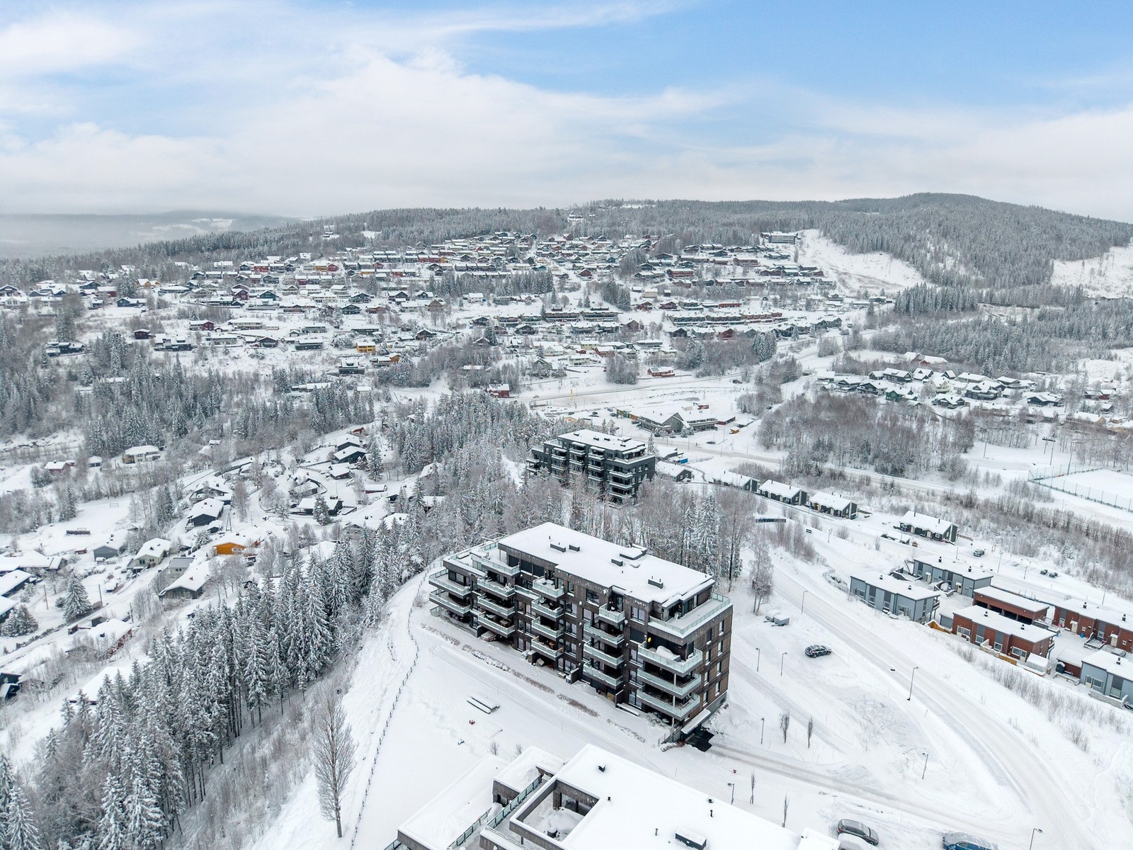 Fantastisk oversiktsbilde med utsyn over nærområdet og omkringliggende landskap. Galleribilde