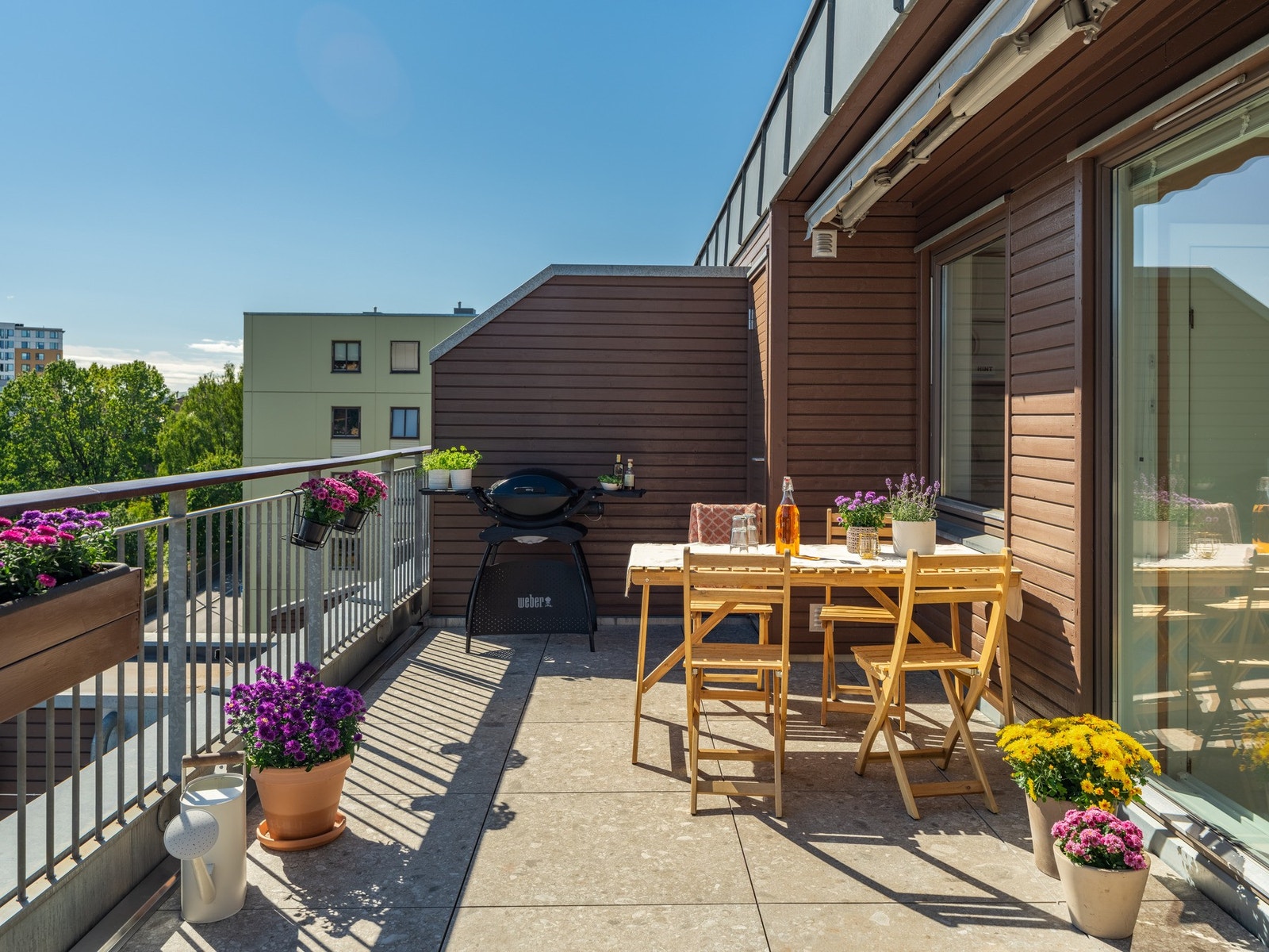 Det er god plass til ulike møbleringssoner med sine 23 m². På denne siden kan det for eksempel innredes med en hyggelig spisegruppe og grill. Galleribilde