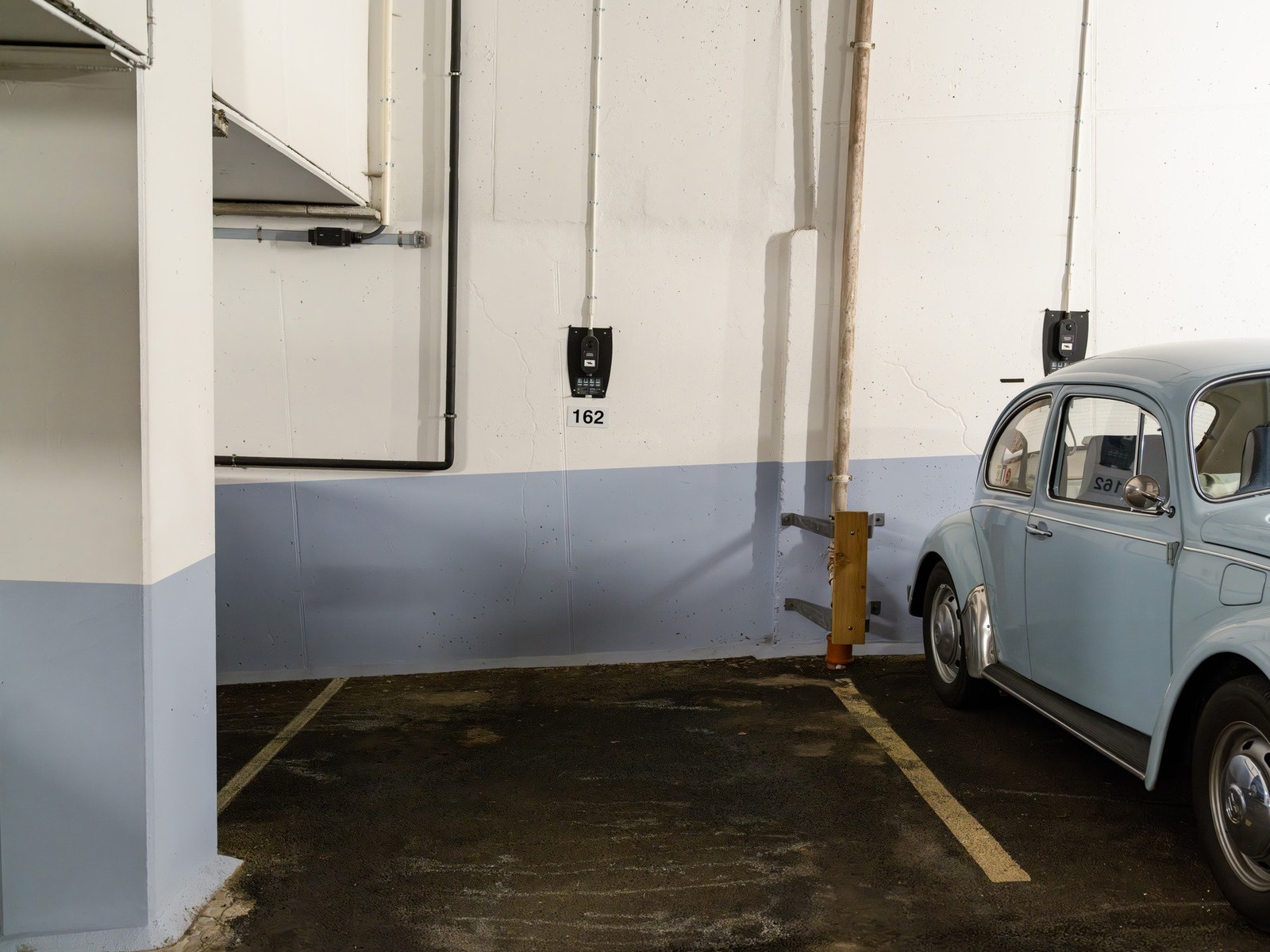 Det medfølger en privat parkeringsplass (nr. 162) i lukket, oppvarmet garasjeanlegg med direkte heisadkomst. Det er mulighet til å montere ladeboks til el-bil på plassen. Det er automatisk skiltlesing ved garasjeporten. Galleribilde