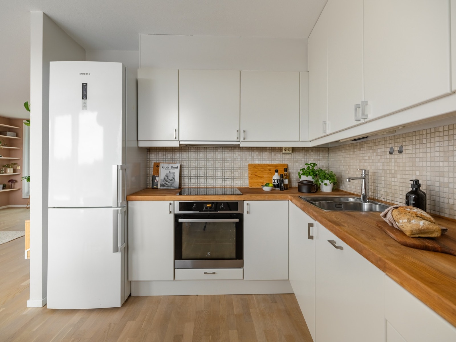 Kjøkkenventilatoren er mekanisk med avtrekk ut av bygget. Galleribilde