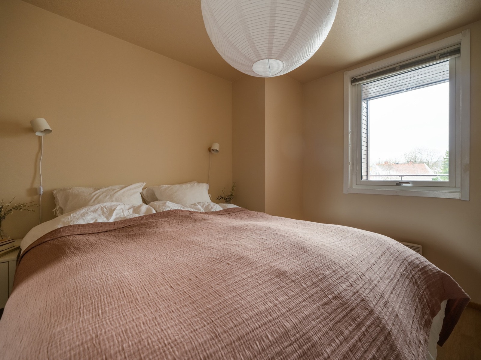 Overflater er malt i duse fargetoner. Galleribilde