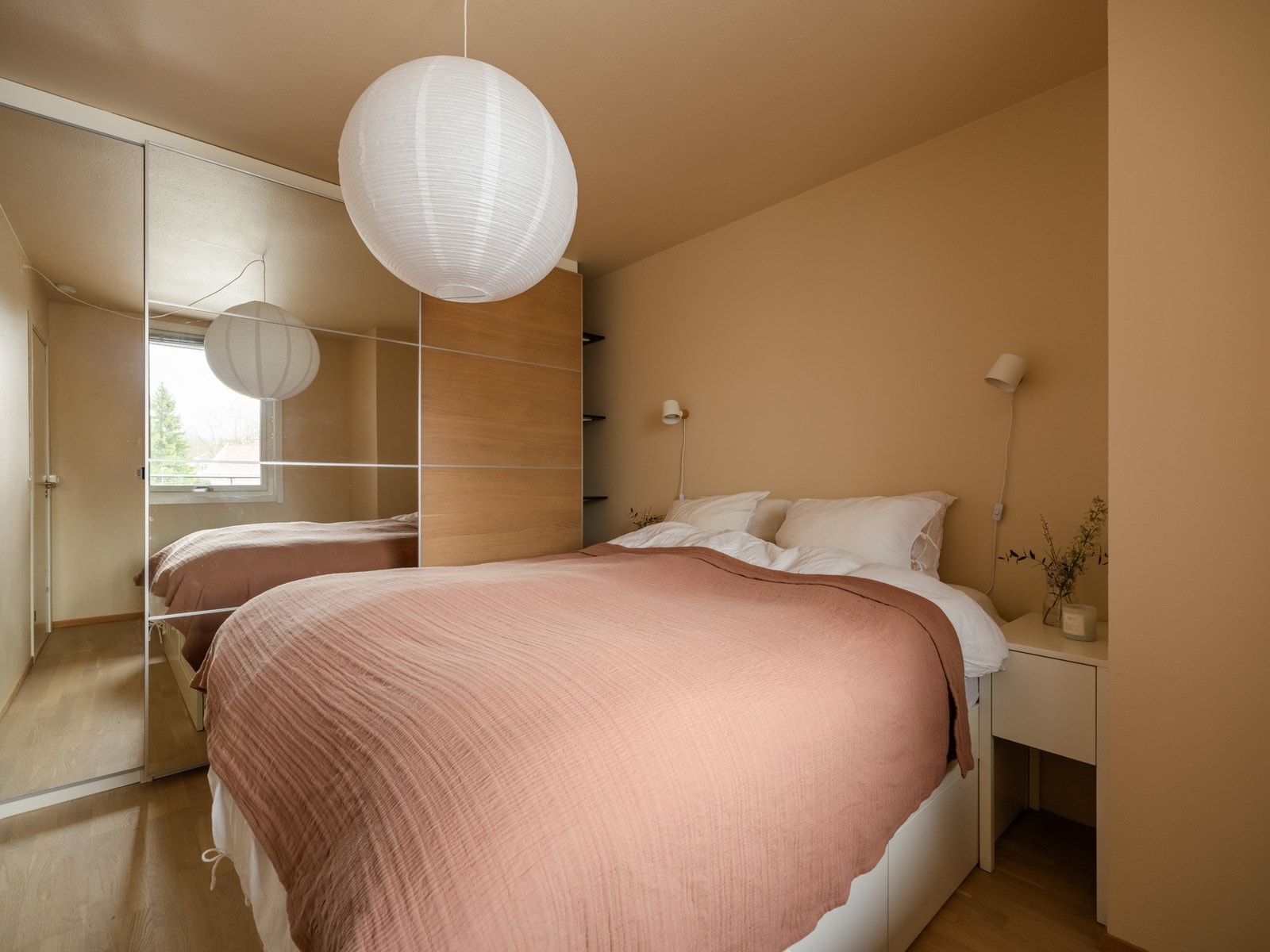 Selve hovedsoverommet er romslig og lyst med god plass til dobbeltseng og tilhørende nattbord. Galleribilde