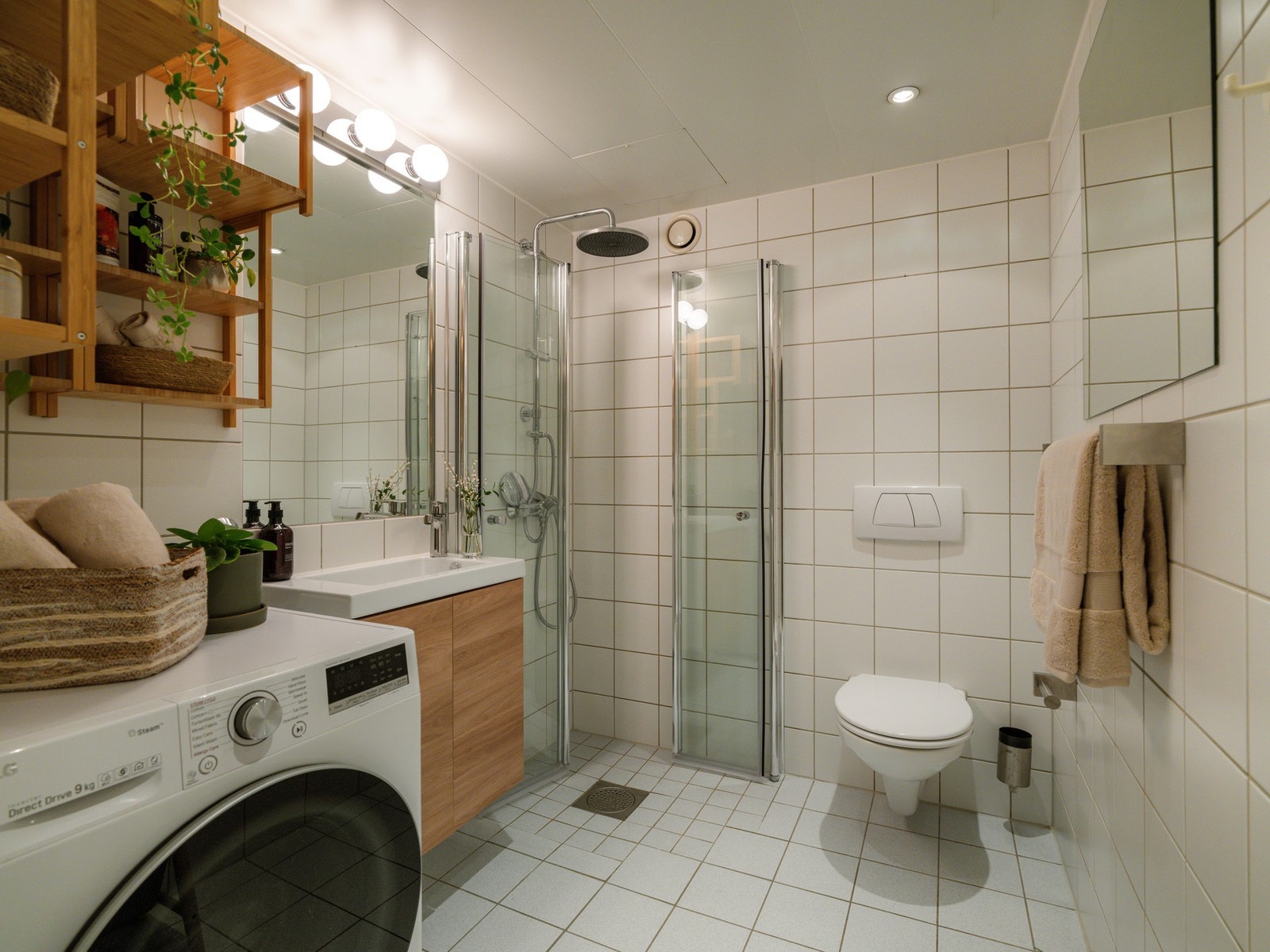 Leiligheten har et pent flislagt bad av god størrelse. Galleribilde