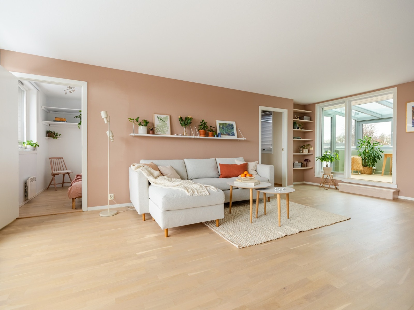 Vel inne igjen ser vi oss rundt i den luftige stuen. Galleribilde