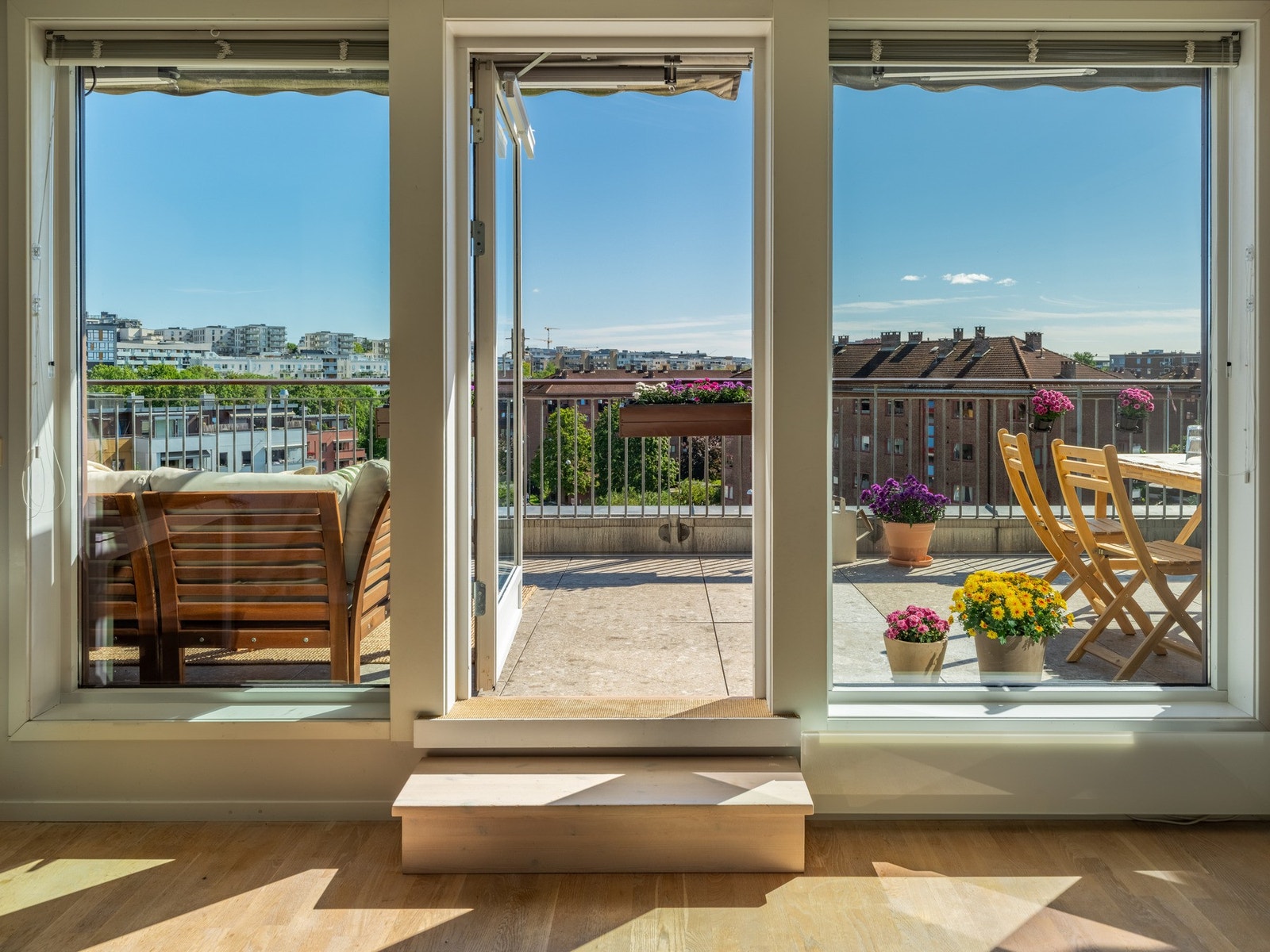 Vi må bare fortsette her ute på takterrassen, for dette er virkelig et skue. Her var vi smarte og planla fotografering i den deilige sommersola i fjor. Galleribilde