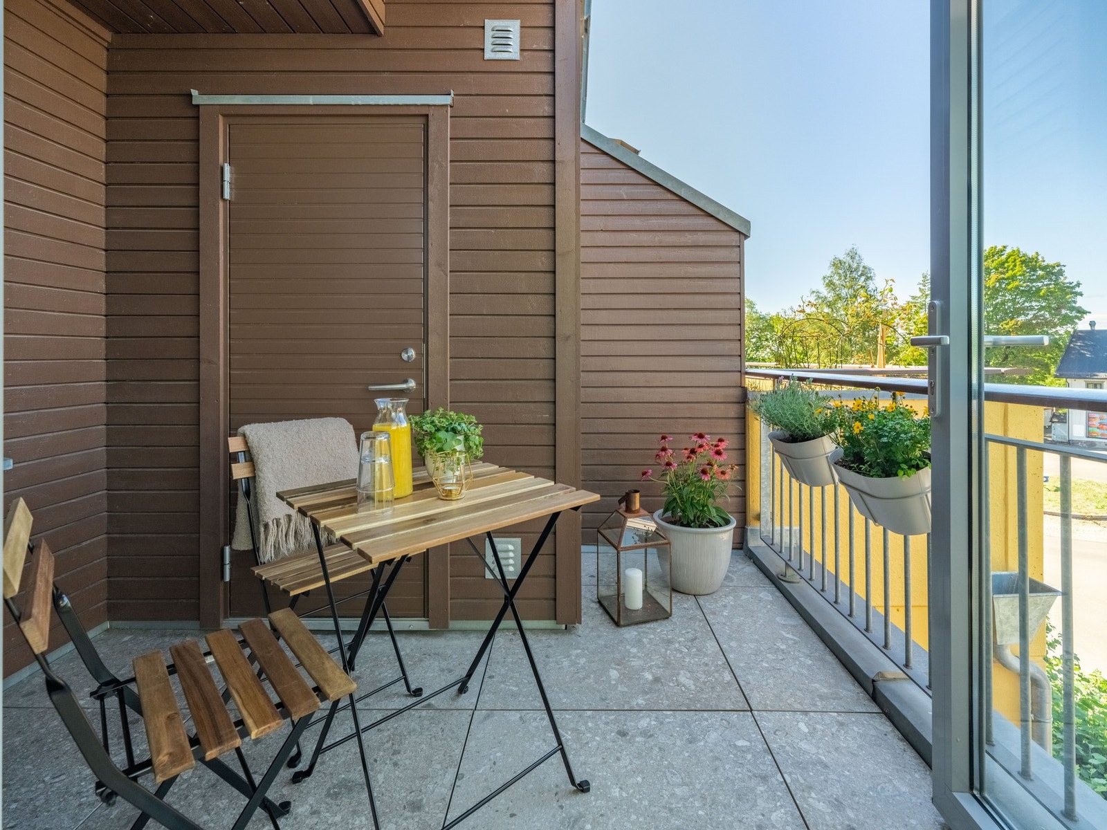 Det er utgang til den andre takterrassen som er på ca. 5 m². Her er det gode solforhold fra ca. kl. 14:00 til sent på kveld. Også her er det dør inn til en praktisk utebod. Galleribilde
