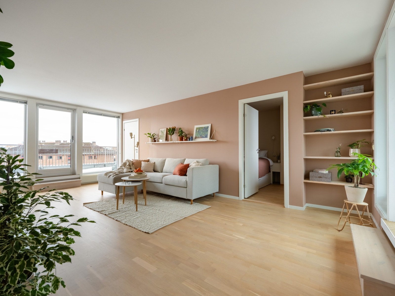 Det flotte gulvet ble slipt og behandlet i januar 2026. Stuen har god plass til en større sofagruppe og TV-benk. Galleribilde