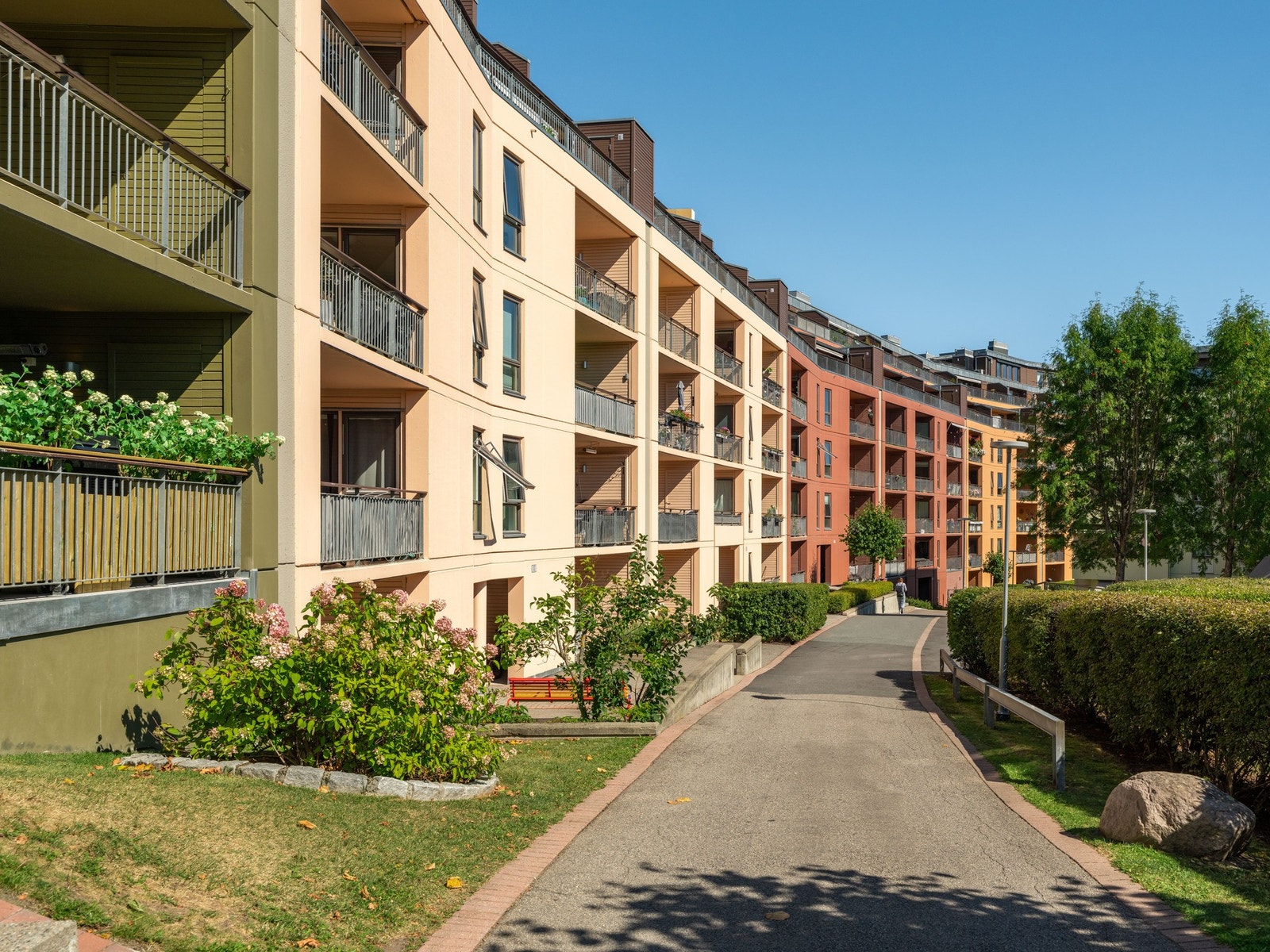 Sameiet Badebakken 2-34 består av tre bygninger med til sammen 259 boligseksjoner og en barnehage, med en underjordisk garasje som binder byggene sammen. Galleribilde