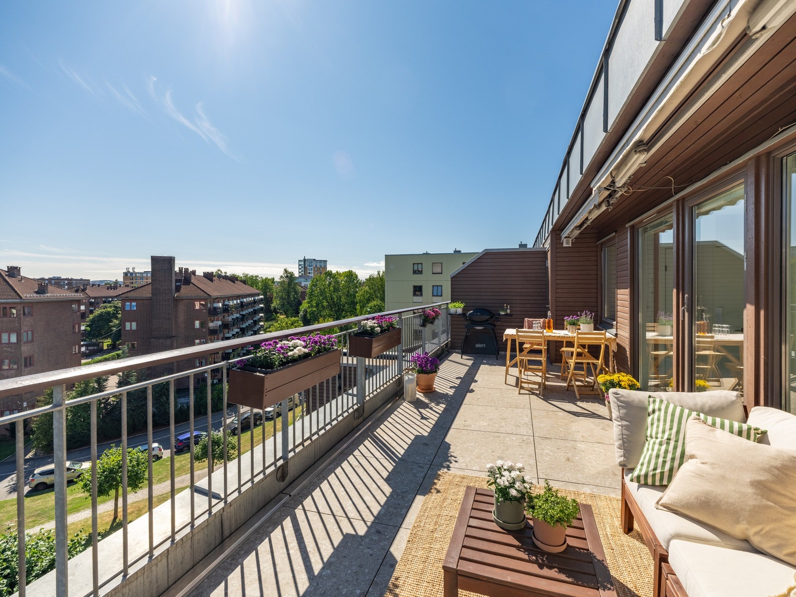 Dette er et fantastisk oppholdsrom! Med sin sydøstvendte retning er det svært gode solforhold fra tidlig på morgenen til rundt kl. 17:00 midt på sommeren. Galleribilde