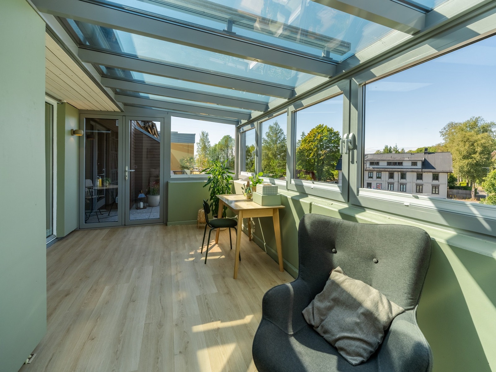 Glasstaket har elektrisk solskjerming, mens de stående vinduene har manuelle plisségardiner. I tillegg er det verdt å nevne at vinduene har integrert UV-filter som reduserer varme fra solen på sommeren. Galleribilde