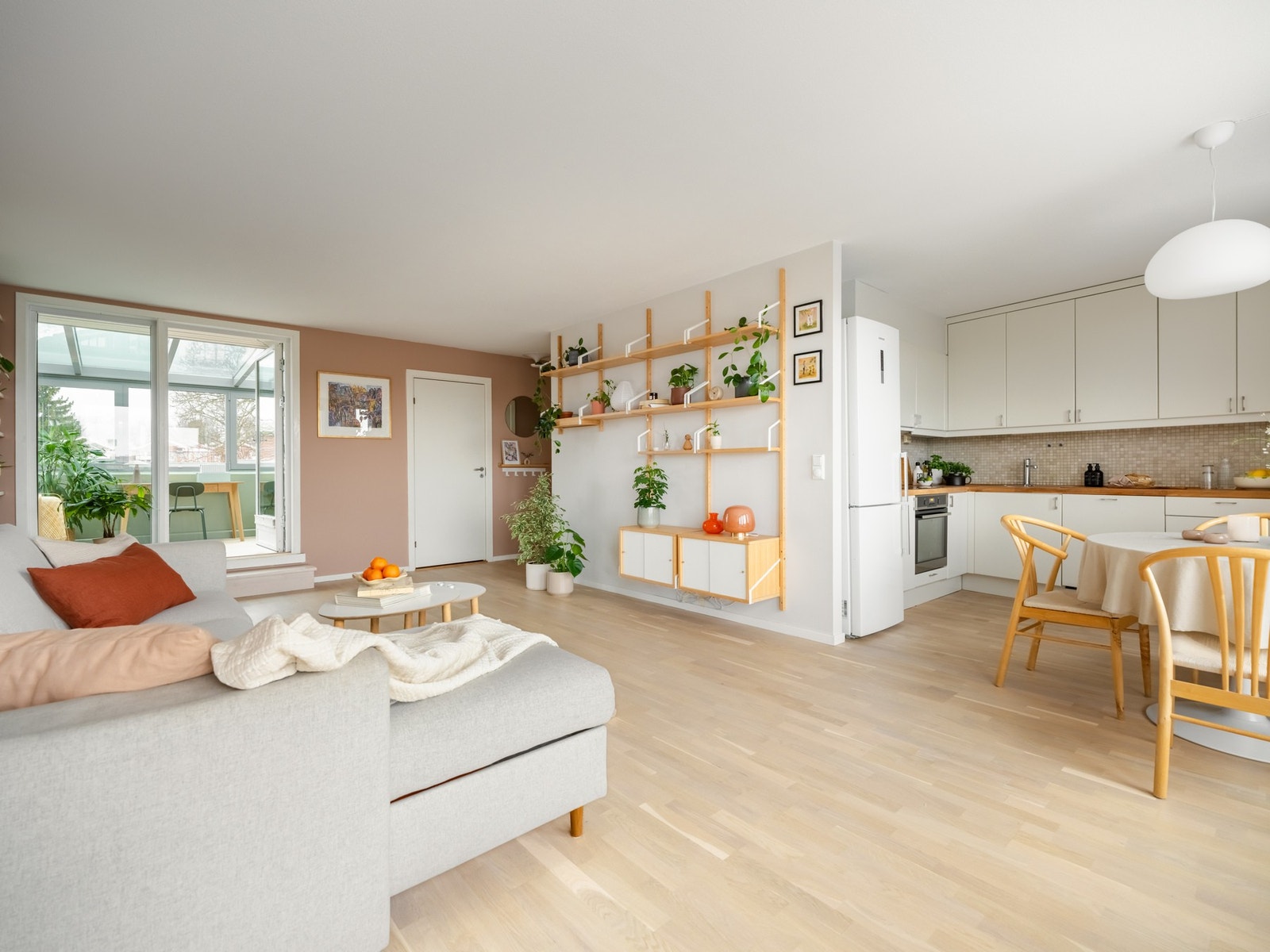 Den åpne stue- og kjøkkenløsningen gjør dette til et sosialt allrom og er det naturlige samlingspunktet i leiligheten. Galleribilde