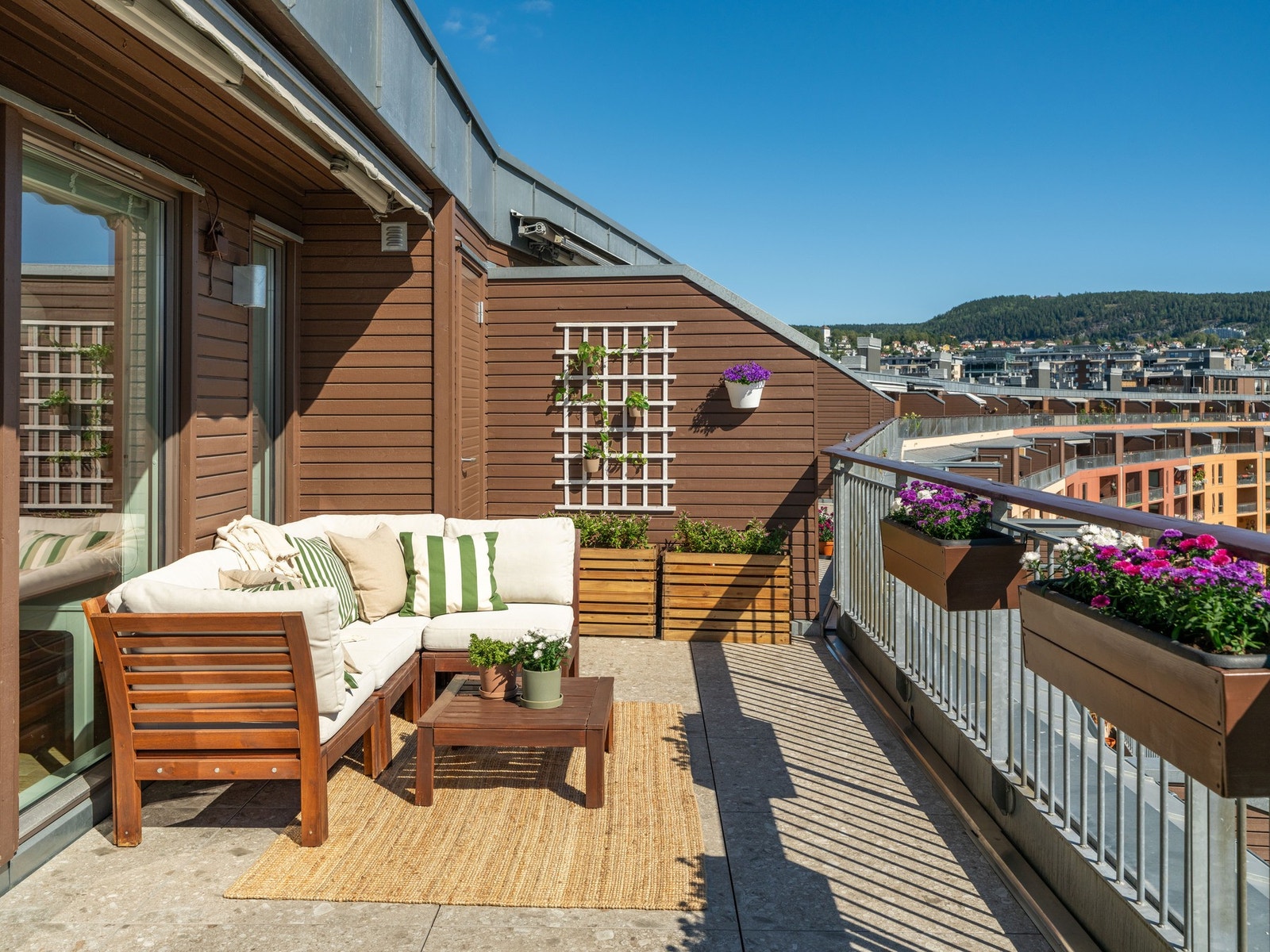 På denne siden kan det for eksempel innredes med en større sofagruppe. Perfekt når familie og venner kommer på besøk! Galleribilde