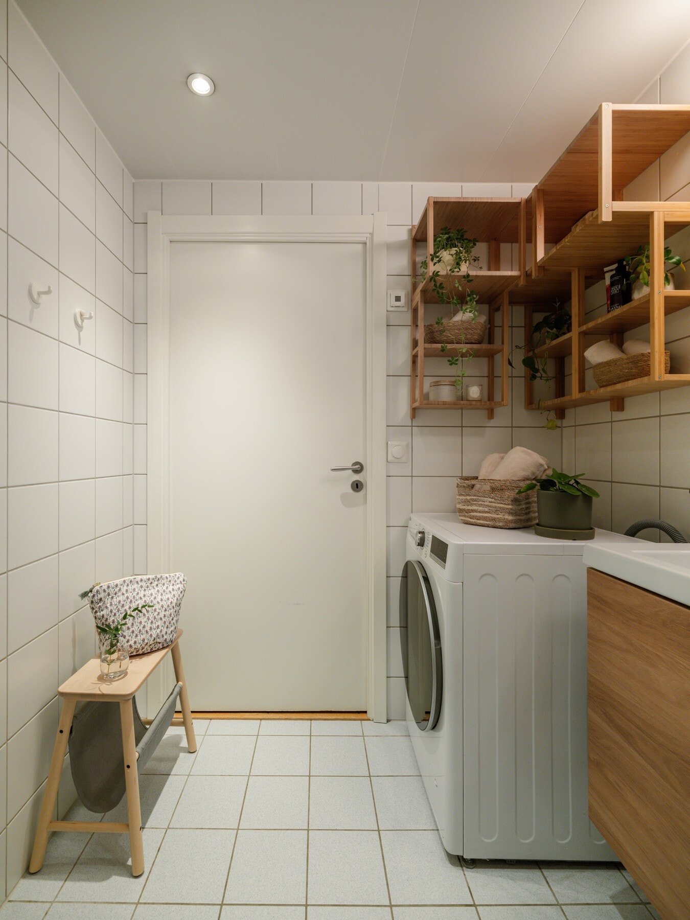 Plass og opplegg til vaskemaskin som medfølger. I tillegg er det flere gode oppbevaringsløsninger. Galleribilde
