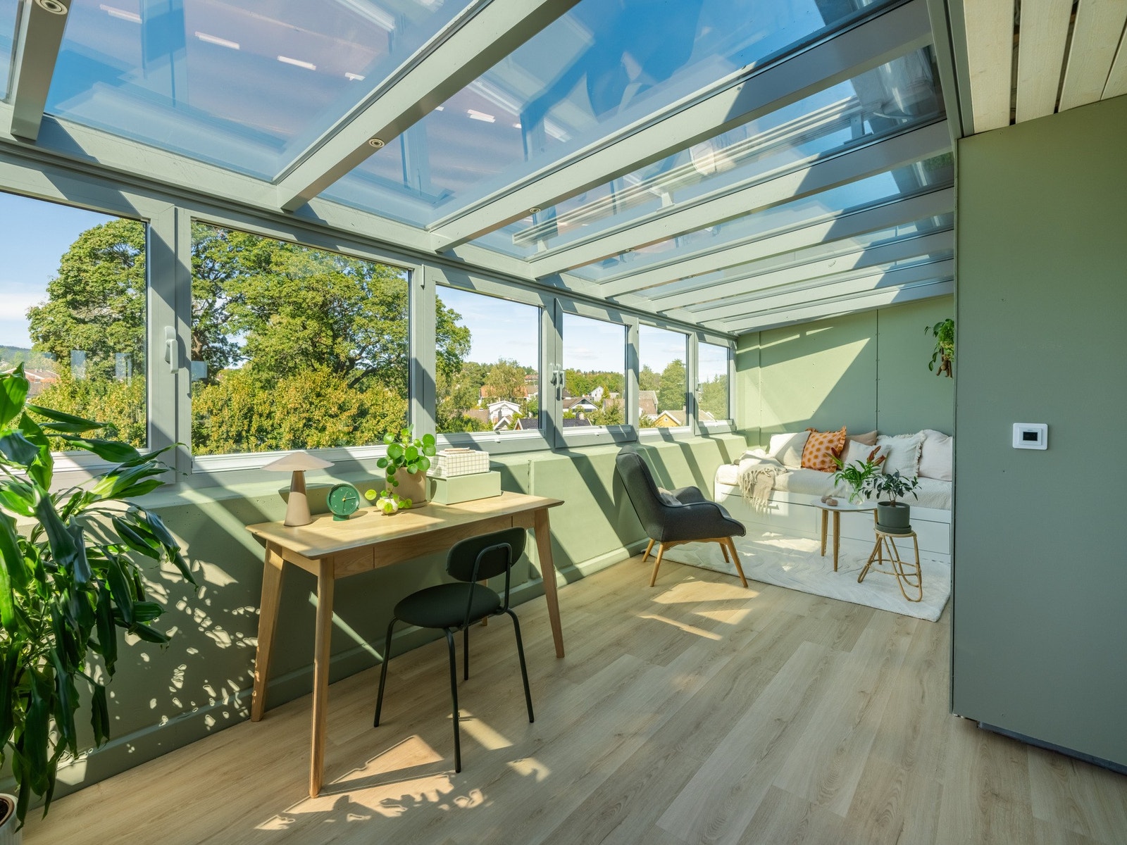 Her får du nemlig noe helt spesielt. I 2022/2023 ble det utført innglassing av
eksisterende takterrasse i leiligheten. Galleribilde