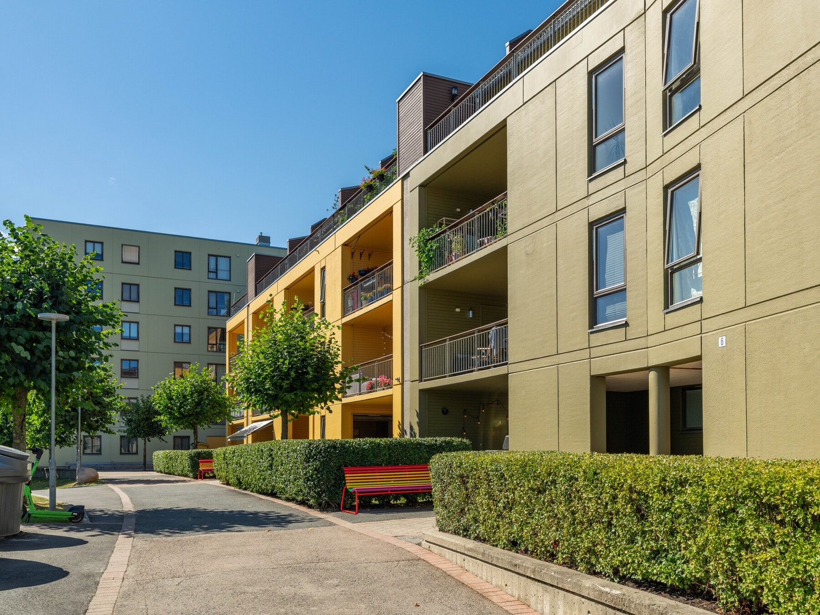 Det er pent opparbeidede fellesarealer og blokkene har de siste årene gjennomført omfattende oppgradering av fasadene. De historiske og nøye gjennomtenkte fargene er utviklet i samarbeid med Koi Fargestudio. Galleribilde