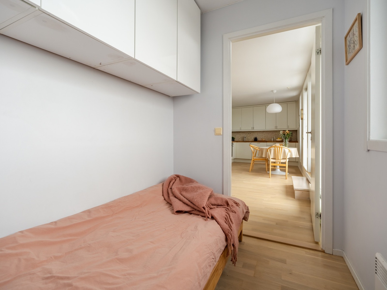 Den gjennomgående planløsningen slipper lyset godt inn i alle rom. Galleribilde