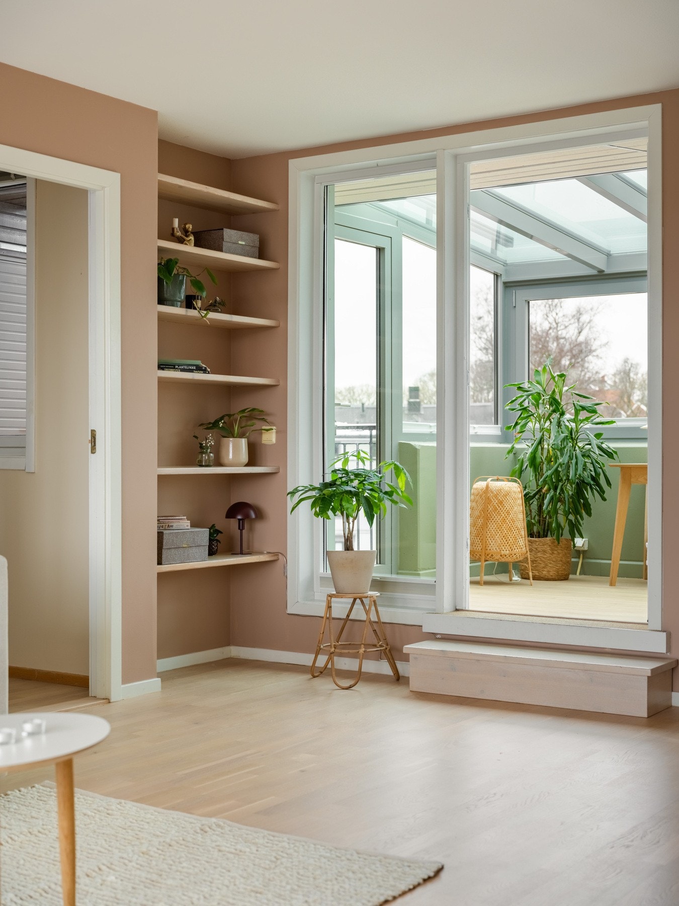 Fra stuen beveger vi oss videre mot den flotte utestuen på andre siden. Galleribilde