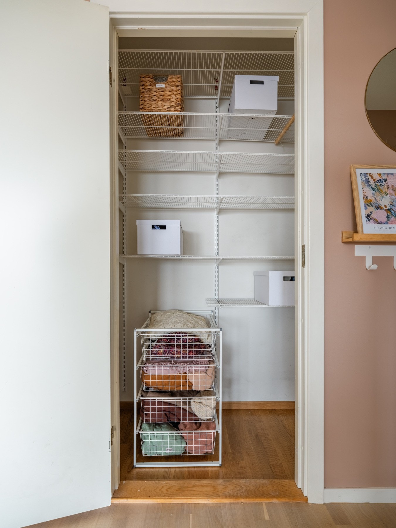 Den innvendige boden ligger i tilknytning til gangen og er perfekt som ekstra lagringsplass til det du måtte trenge. Ganske luksus, ikke sant? Galleribilde