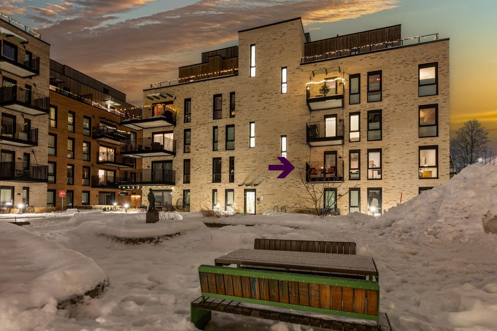 Leiligheten ligger sentralt i Strømmen med kort gangavstand til alt. Likevel er boligområdet tilbaketrukket i rolig område langs Sagelva. Galleribilde