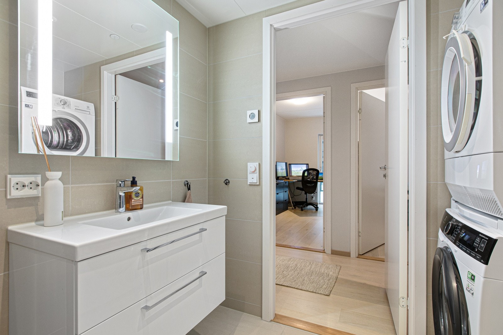 Ytterligere ett bad, kombinert med vaskerom som har adkomst fra hallen. Galleribilde