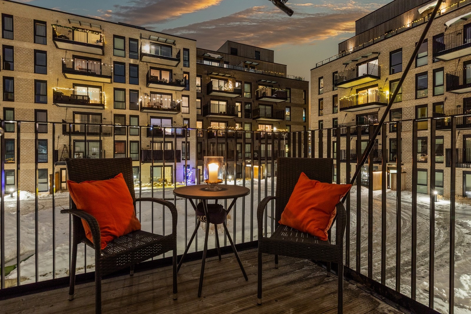 Balkongen tilknyttet soverommet vender mot øst, og har morgen- og formiddagssol. Balkongen måler ca. 5 kvm. Galleribilde