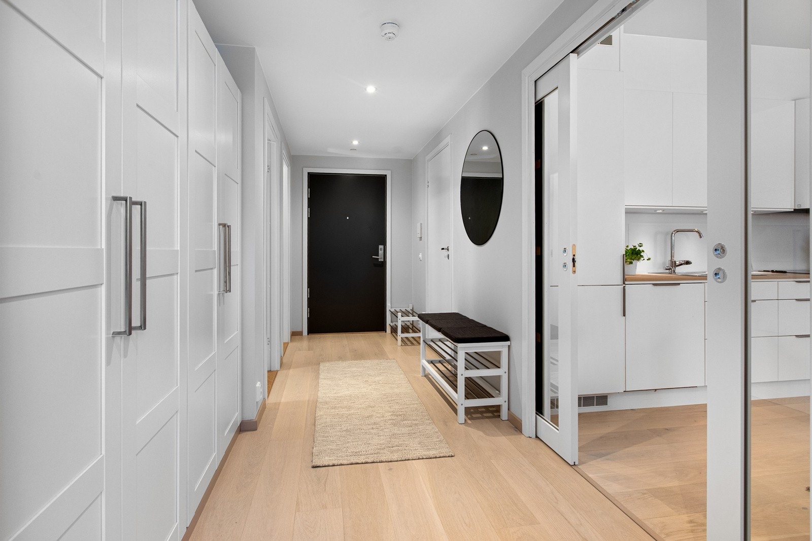 Hallen er lys, innbydende og praktisk med mye skapplass. Galleribilde