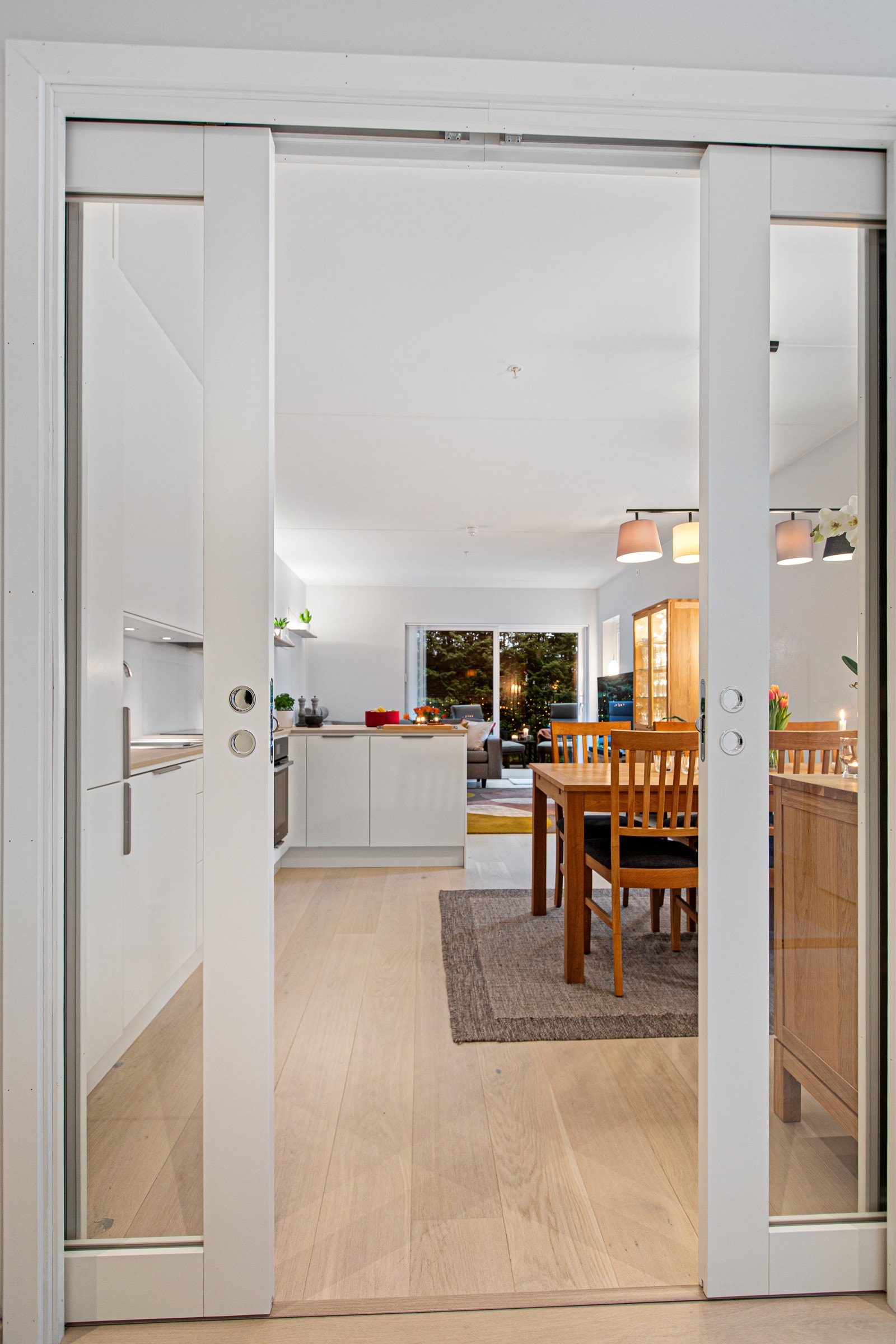 Mellom allrom og hall er det montert skyvedør i glass som gir adskilte soner og likevel ivaretar lysforhold og den åpne følelsen. Galleribilde