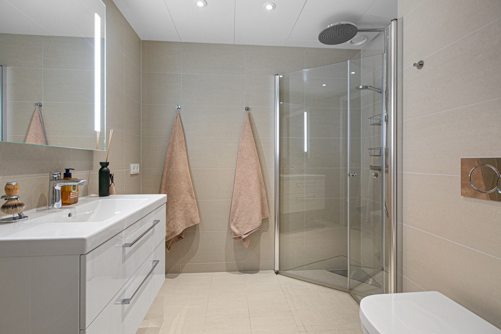 Hovedsoverommet har eget delikat bad, med toalett, regnfallsdusj og downlights. Galleribilde