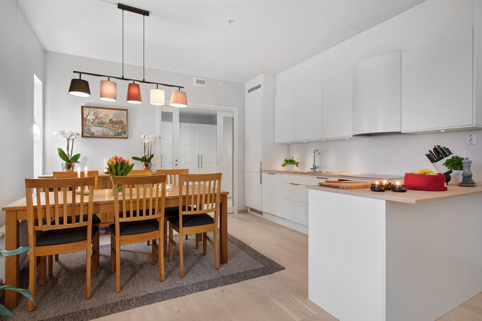 Allrommet har naturlige soner for møblering av sofagruppe og spisebord ved kjøkkenet. Galleribilde