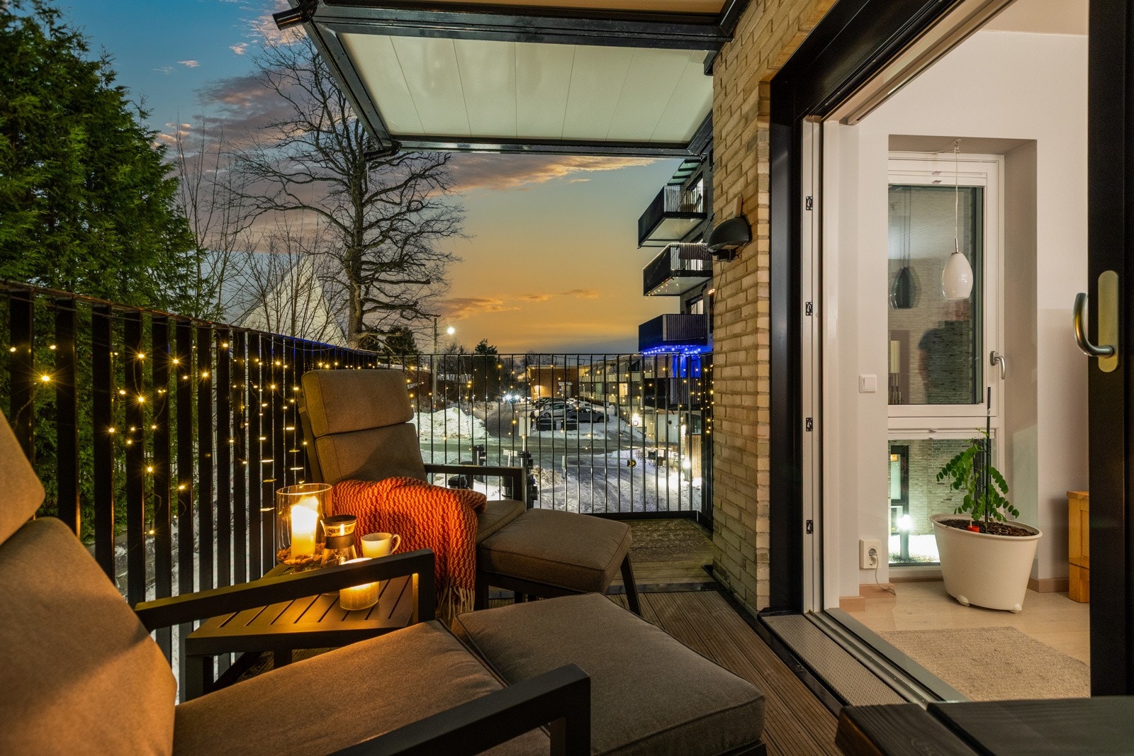 Leiligheten har moderne og ettertraktede fasiliteter som 2 balkonger, heisadkomst og garasjeplass m/lader i oppvarmet anlegg. Galleribilde