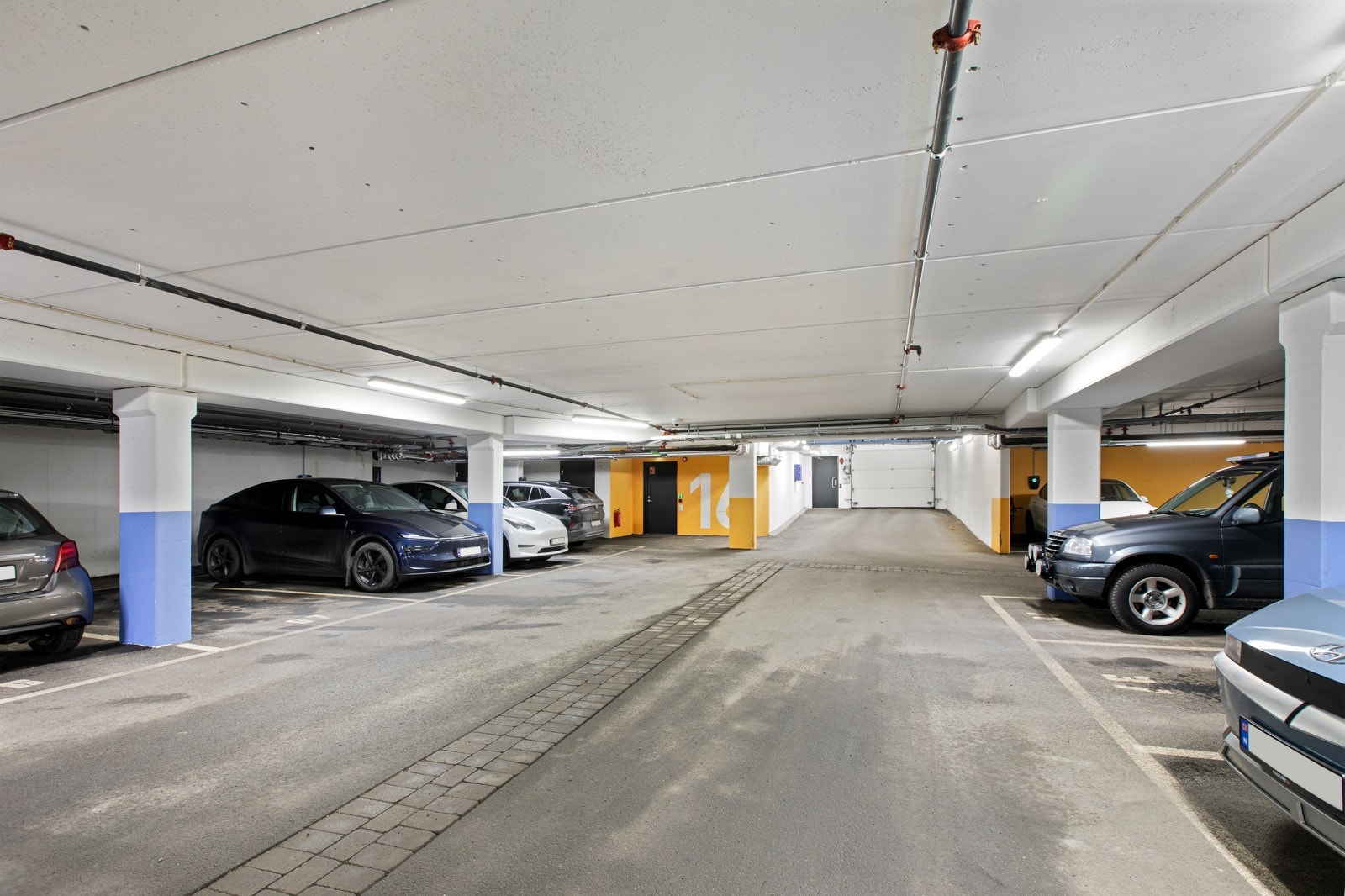 Garasjeplass med lader medfølger i oppvarmet kjelleranlegg. Det er enkel adkomst opp og ned via heis. Galleribilde