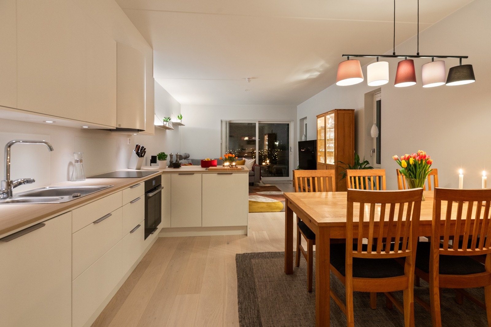 Velkommen til en nyere 4-roms leilighet i populære Trævarefabrikken sameie i gangavstand fra sentrum. Galleribilde