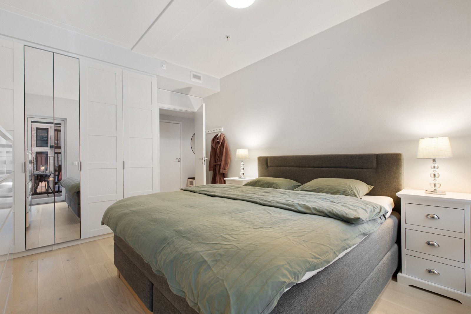 Leiligheten har mastersuite med stort soverom, bod, eget bad og balkong. Galleribilde