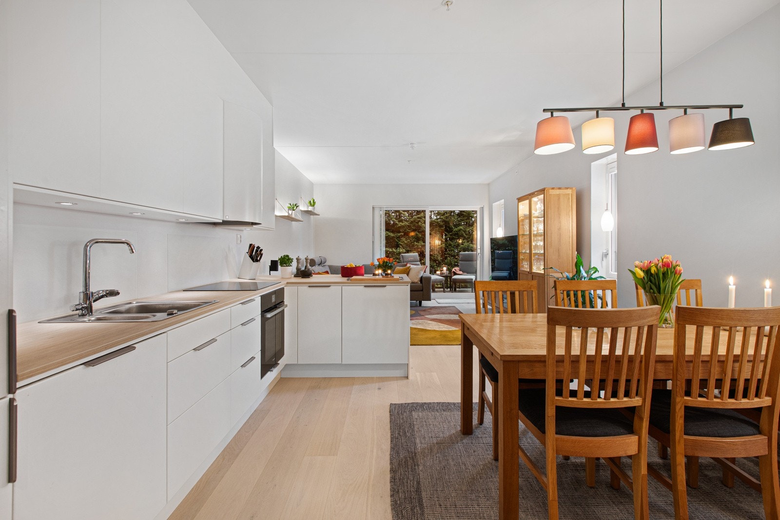 Et hyggelig sted å spise middag med venner og familie. Galleribilde