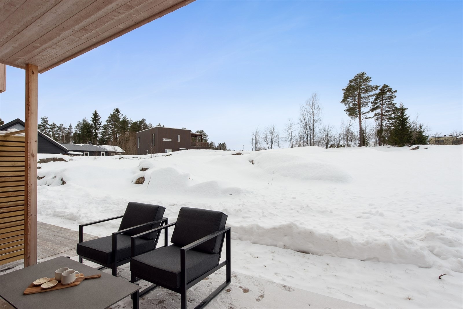 Fra stuen har du direkte utgang til en innbydende og solrik terrasse. Til stor glede på god og varme sommerdager. Galleribilde
