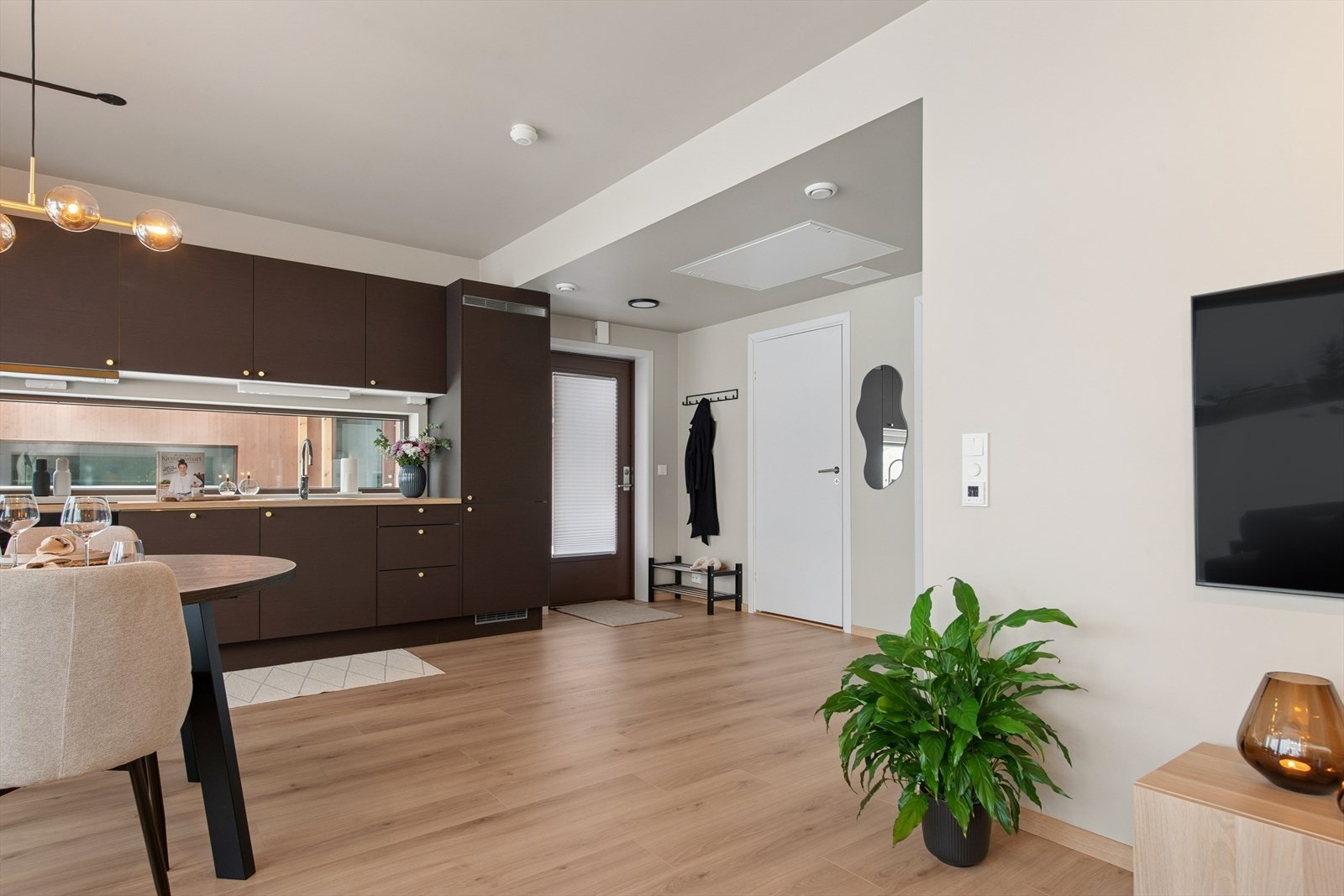 Lys og åpen leilighet, et hjem som umiddelbart gir en god atmosfære. Galleribilde